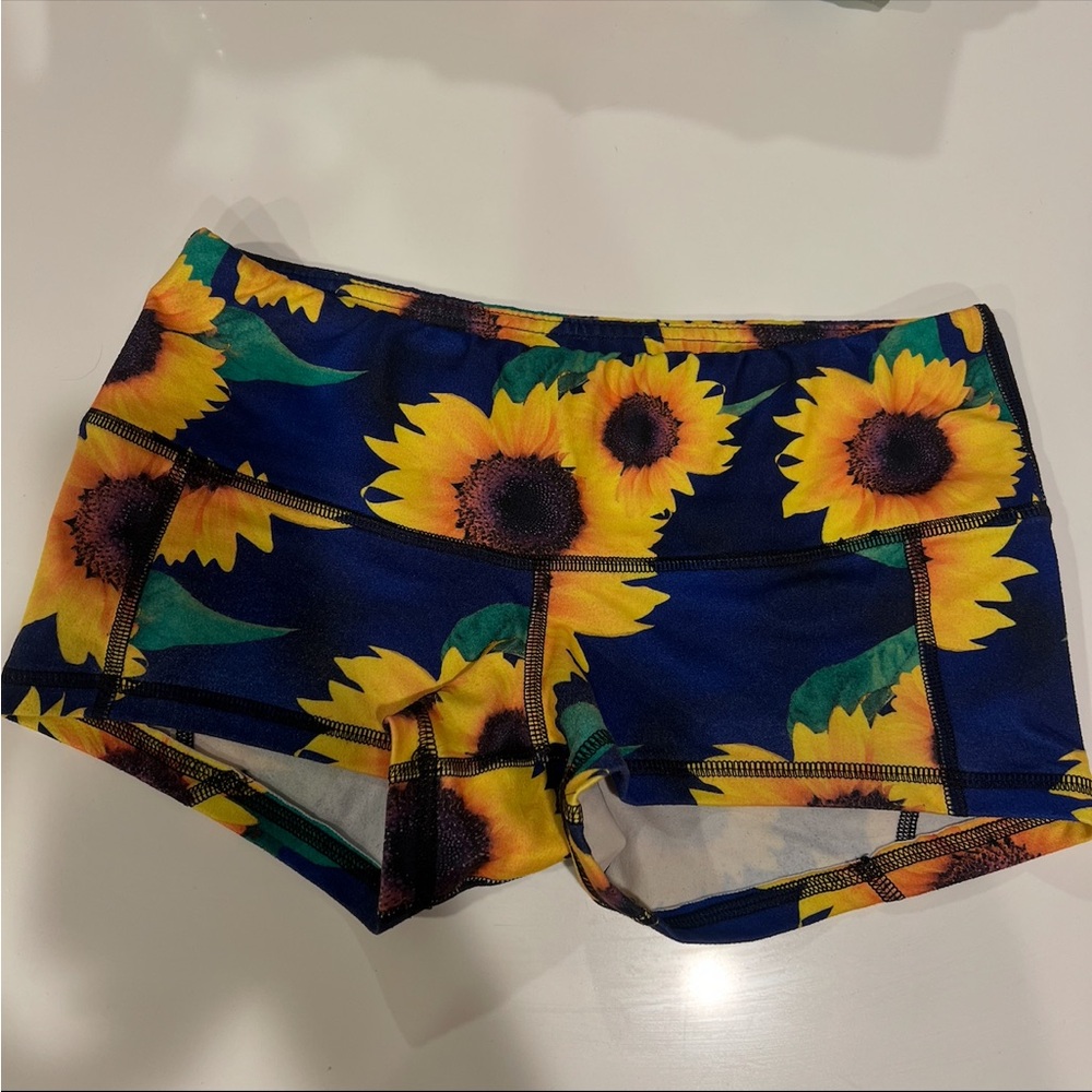 Fleo Sunflower Patterned Athletic Shorts Small